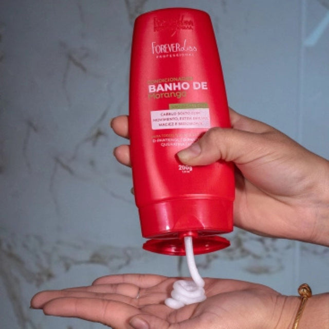 Close-up of Forever Liss Banho de Verniz Morango 200g packaging and usage instructions – Buy now at MKPBR.COM – Worldwide Shipping