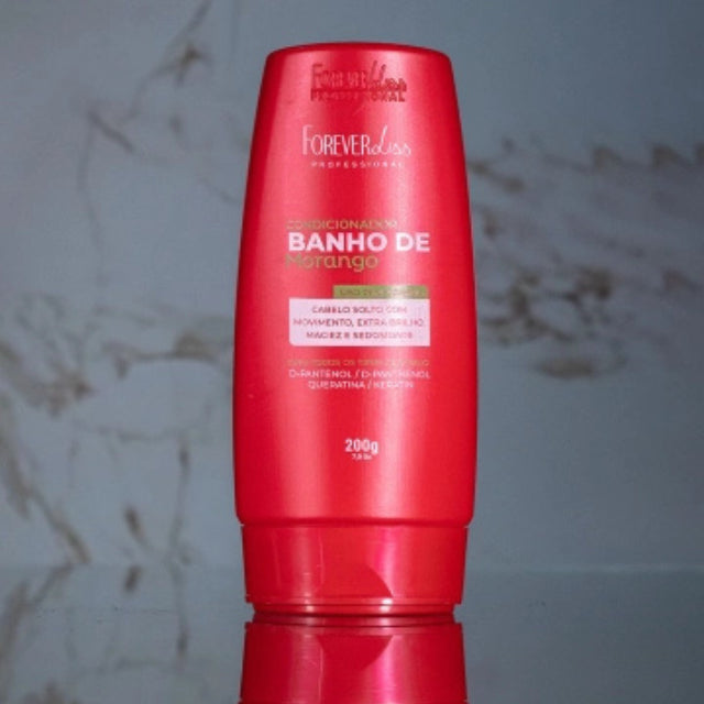 Aligned and high-shine hair results after using Forever Liss Banho de Verniz Morango conditioner – Buy now at MKPBR.COM – Worldwide Shipping