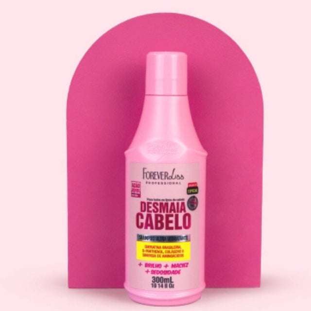Close-up of hair strands showing the deep cleansing effect of Desmaia Cabelo shampoo – Buy now at MKPBR.COM – Worldwide Shipping