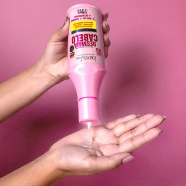 Smooth and aligned hair results after washing with Forever Liss Desmaia Cabelo shampoo – Buy now at MKPBR.COM – Worldwide Shipping
