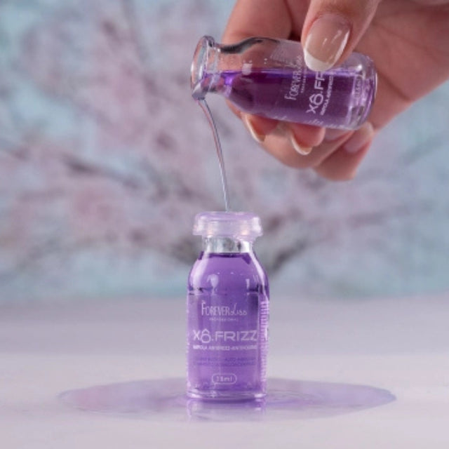 Detail of the creamy foam activation of Forever Liss Xô Frizz ampoule in hands – Buy now at MKPBR.COM – Worldwide Shipping