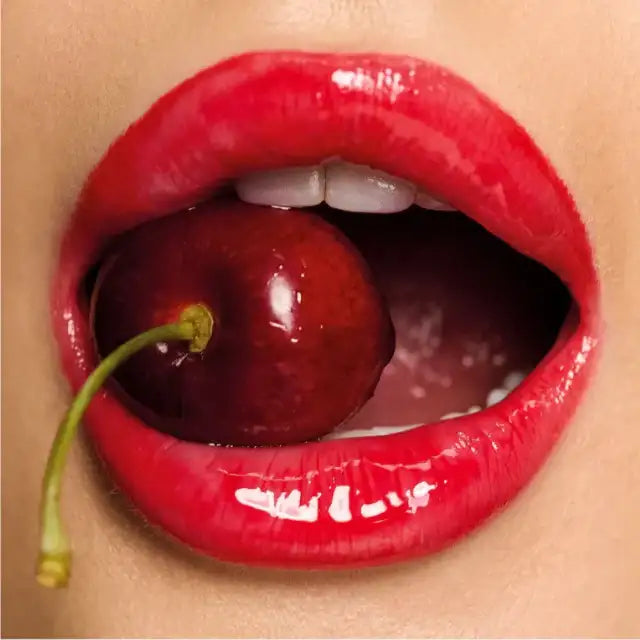 Lip swatch of Fran by Franciny Ehlke Glosslicious Cherry Lip Gloss, demonstrating its bold red color and high-shine vinyl effect – Buy now at MKPBR.COM – Worldwide Shipping