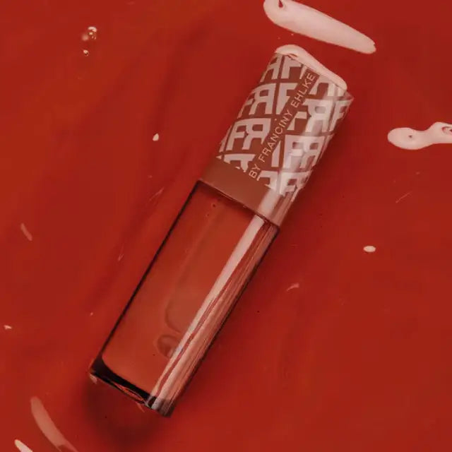 Macro image of Fran by Franciny Ehlke Glosslicious Cookie Lip Gloss, showcasing its rich brown/nude texture and lustrous finish – Buy now at MKPBR.COM – Worldwide Shipping