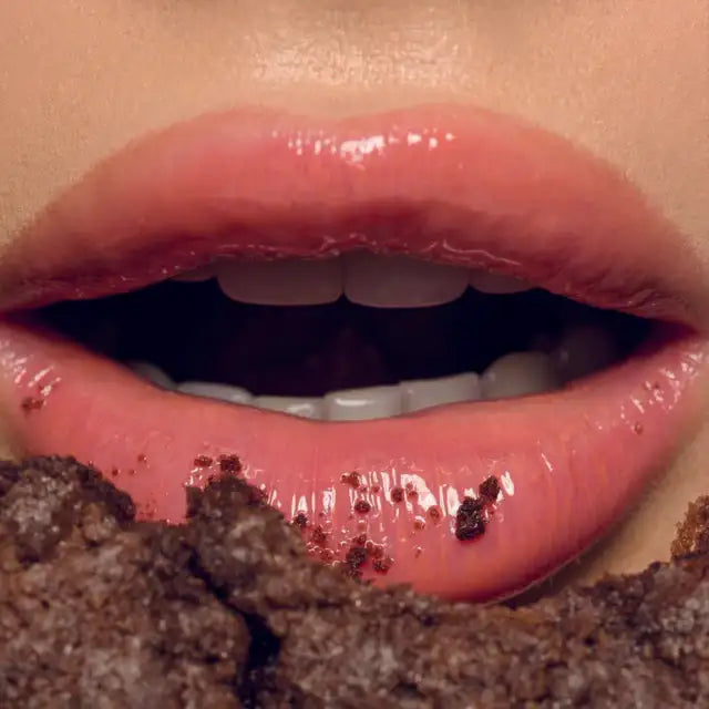 Model wearing Fran by Franciny Ehlke Glosslicious Cookie Lip Gloss, showcasing its warm brown/nude shade and glossy finish – Buy now at MKPBR.COM – Worldwide Shipping