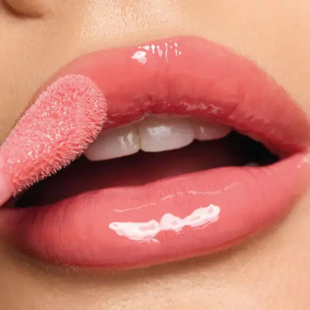 Close-up lip swatch of Fran by Franciny Ehlke Glosslicious Juicy Lip Gloss, highlighting its vibrant pink hue and shine – Buy now at MKPBR.COM – Worldwide Shipping