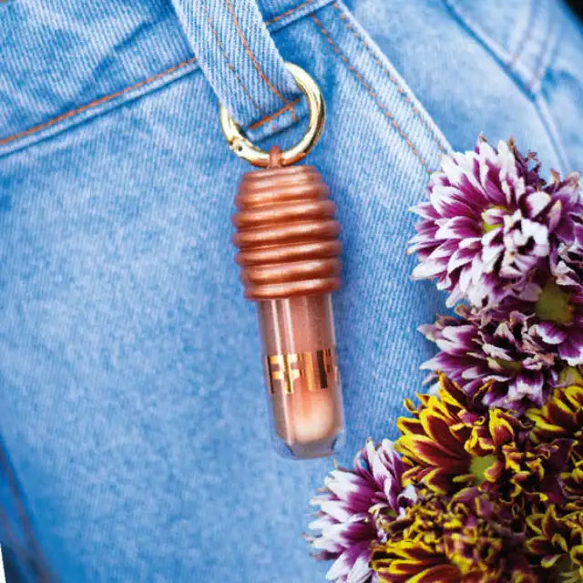 Fran by Franciny Ehlke Lip Honey Lip Gloss chained to jeans, a trendy fashion accessory – Buy now at MKPBR.COM – Worldwide Shipping