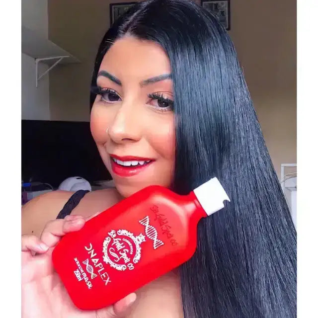 Model holding Gold Spell Dnaplex Intensive Mask showing smooth shiny black hair - Buy now at MKPBR.COM - Worldwide Shipping