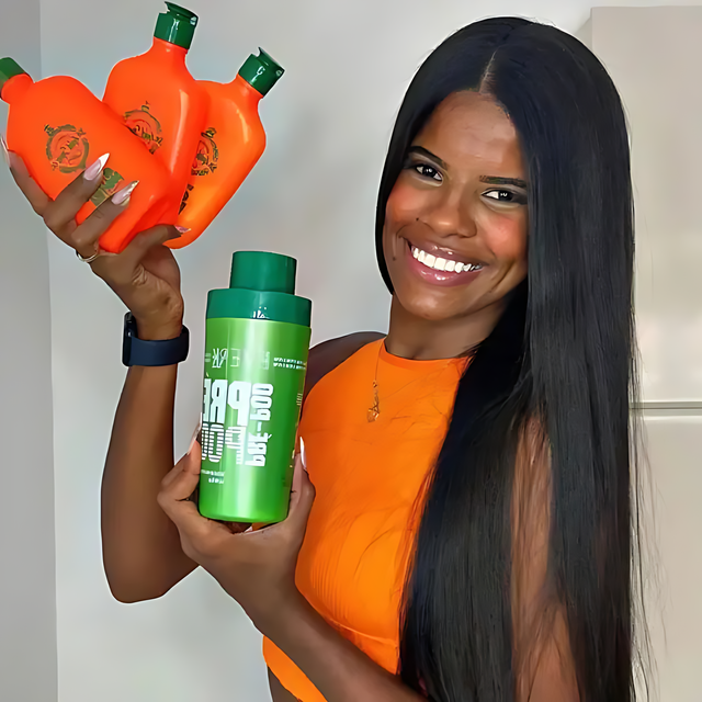 Model holding Gold Spell Receitinha Poderosa hair tonics and Everk Preto Power 500ml for strength and growth - Buy now at MKPBR.COM - Worldwide Shipping