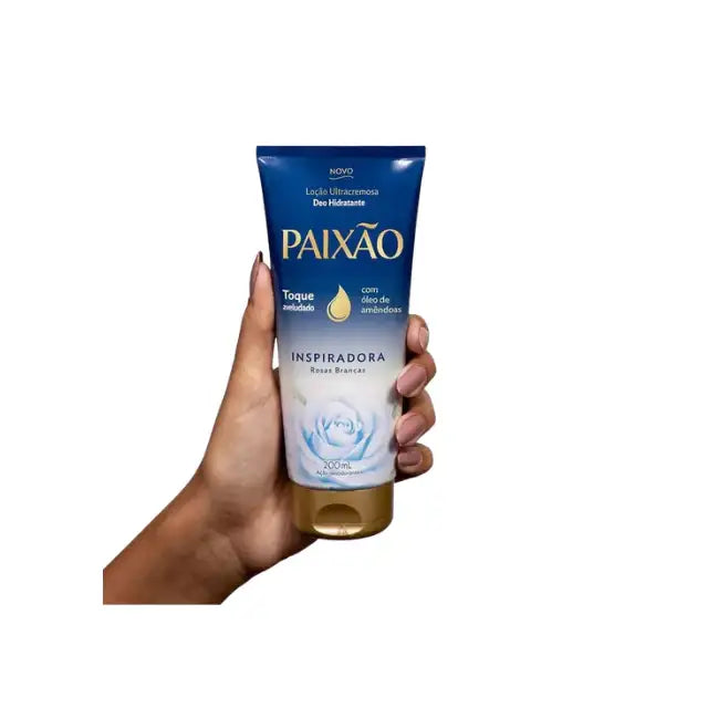 Close-up of a hand holding the Paixão Inspiradora Rosas Brancas ultra-creamy deo hydrating lotion with almond oil, 200ml, isolated on a white background. Buy now at MKPBR.COM – Worldwide Shipping
