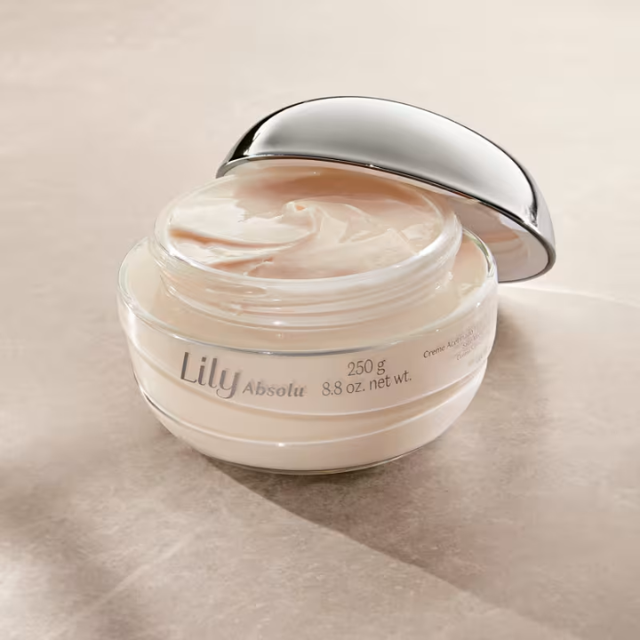 Brazilian Boticário Lily Absolu Cream featuring Shea Butter and Vitamin E for 48-hour hydration – Buy now at MKPBR.COM – Worldwide Shipping