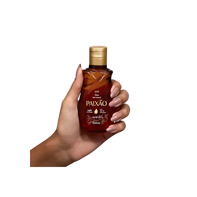 Bottle in hand showing compact size of Paixão Avelã body oil