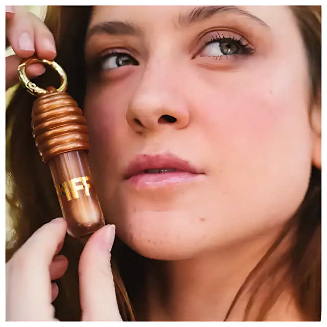Model showcasing Fran by Franciny Ehlke Lip Honey Lip Gloss, highlighting its natural hydrating shine – Buy now at MKPBR.COM – Worldwide Shipping
