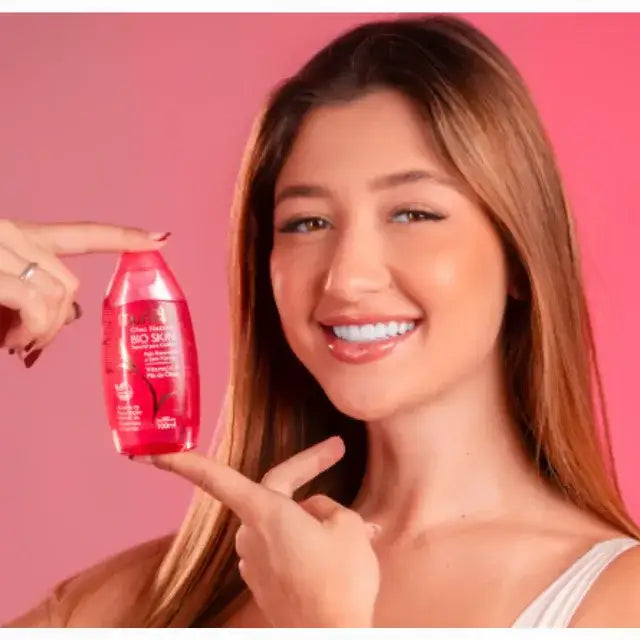 Muriel Bio Skin Body Oil | Preserves Hydration | 3.38 fl oz (100ml) - Product held in hand, conveying its ergonomic design and luxurious feel – Buy now at MKPBR.COM – Worldwide Shipping
