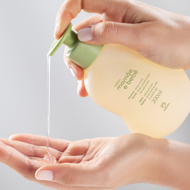 Natura Mamãe e Bebê Head‑to‑Toe Baby Wash + Refill Kit dispensing into hands – 2 x 6.76 fl oz (200 ml) – Buy now at MKPBR.COM – Worldwide Shipping

