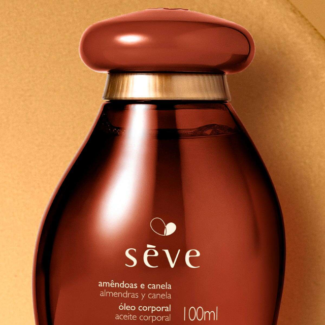 Natura Sève Almond & Cinnamon In-Shower Deodorant Body Oil for Soft, Glowing Skin – 3.38 fl oz (100 ml) front label detail – Buy now at MKPBR.COM – Worldwide Shipping
