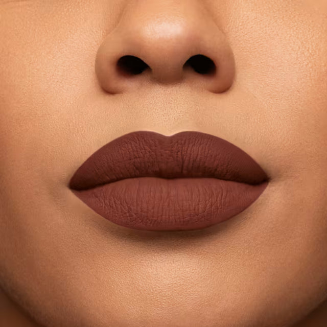  Niina Secrets Skinny Matte Lipstick Castanho Begonia look – Buy now at MKPBR.COM – Worldwide Shipping