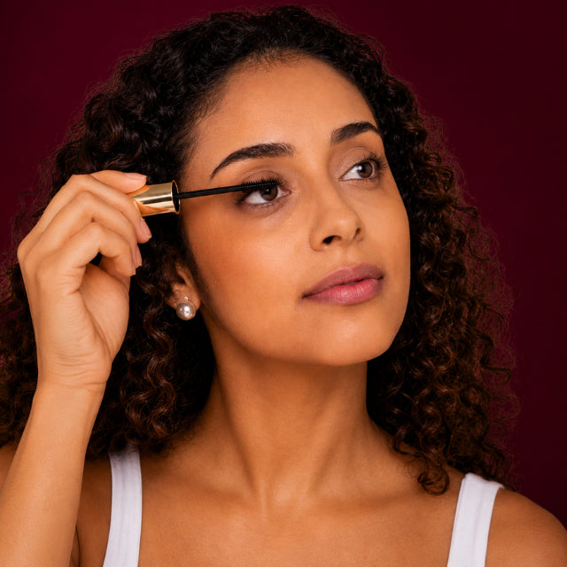 Niina Secrets Super Up Mascara woman applying lifestyle – Buy now at MKPBR.COM – Worldwide Shipping