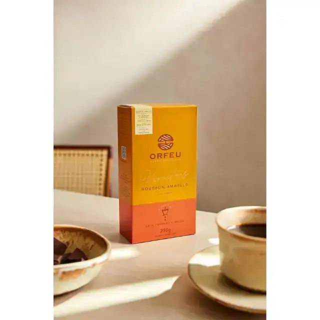 Orfeu Bourbon Amarelo Ground Coffee – A bright cup of coffee brewed from Orfeu Bourbon Amarelo, with the bag blurred in the background, suggesting a refreshing start to the day. – Buy now at MKPBR.COM – Worldwide Shipping