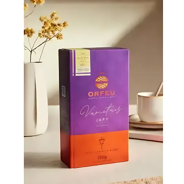 Orfeu Japy Ground Coffee – A freshly brewed cup of Japy coffee with the ground coffee bag in the background, inviting a moment of pure enjoyment. – Buy now at MKPBR.COM – Worldwide Shipping