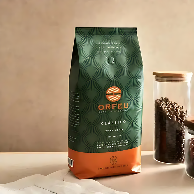 Orfeu Classic Whole Bean Coffee – 35.27 oz (1 Kg) – A close-up of Orfeu Classic whole coffee beans, highlighting their uniform size and rich brown color, ready for grinding. – Buy now at MKPBR.COM – Worldwide Shipping