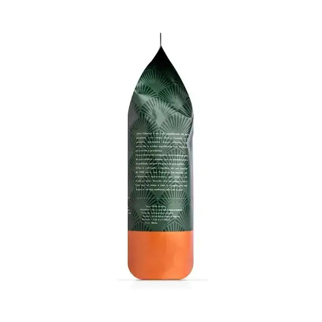 Orfeu Classic Whole Bean Coffee – 35.27 oz (1 Kg) – The Orfeu Classic Whole Bean Coffee bag displayed next to coffee cherries on a branch, symbolizing its natural origin and quality. – Buy now at MKPBR.COM – Worldwide Shipping