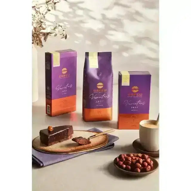 Orfeu JapyCoffee Line– 8.82 oz (250g) – A lifestyle flat lay featuring the Orfeu Japy Whole Bean Coffee package, a brewed cup, and dark chocolate cake, creating an inviting scene. – Buy now at MKPBR.COM – Worldwide Shipping