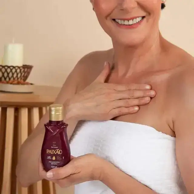 24h hydration detail on Paixão Black Raspberry body oil label with model. Buy now at MKPBR.COM – Worldwide Shipping