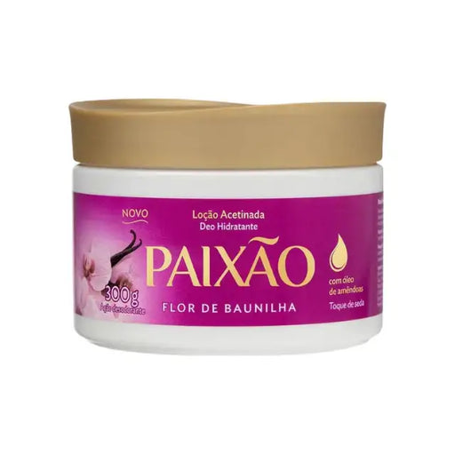 Paixão Flor de Baunilha Satin Deo Hydrating Lotion 300 g, front view on white, with almond oil for silky, deeply moisturized skin. Buy now at MKPBR.COM – Worldwide Shipping