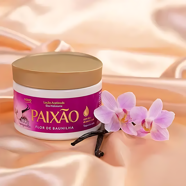 Paixão Flor de Baunilha hydrating body lotion 300 g with vanilla pods and pink orchids highlighting its natural vanilla flower scent. Buy now at MKPBR.COM – Worldwide Shipping