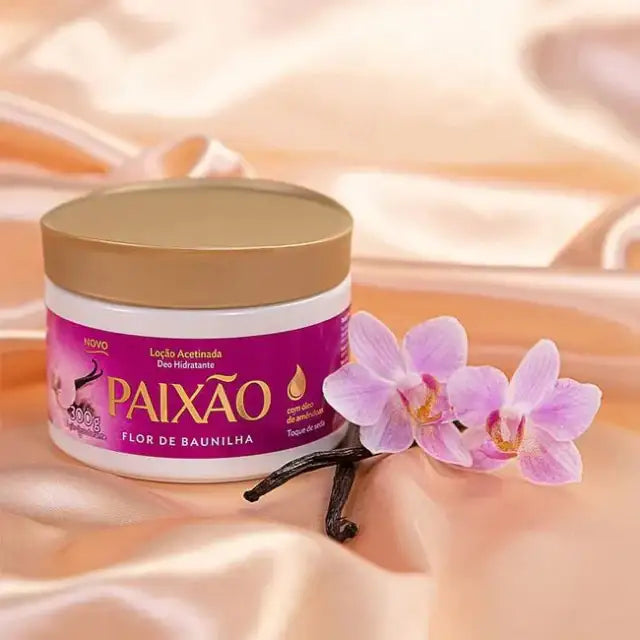 Paixão Flor de Baunilha hydrating body lotion 300 g with vanilla pods and pink orchids highlighting its natural vanilla flower scent. Buy now at MKPBR.COM – Worldwide Shipping