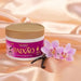 Paixão Flor de Baunilha hydrating body lotion 300 g with vanilla pods and pink orchids highlighting its natural vanilla flower scent. Buy now at MKPBR.COM – Worldwide Shipping