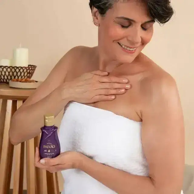 Model with a subtle glow from Paixão Irresistível Flor de Lis Body Oil 100 mL, indicating healthy, hydrated skin – Buy now at MKPBR.COM – Worldwide Shipping
