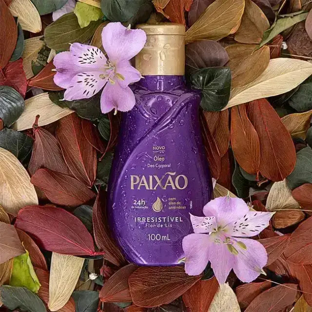Paixão Irresistível Flor de Lis Body Oil 100 mL bottle with delicate lily flowers in the foreground, emphasizing its floral scent – Buy now at MKPBR.COM – Worldwide Shipping