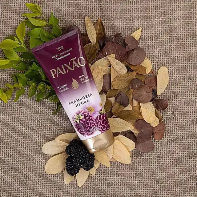 Paixão Framboesa Negra body lotion tube with black raspberries; velvety touch formula with almond oil. Buy now at MKPBR.COM – Worldwide Shipping