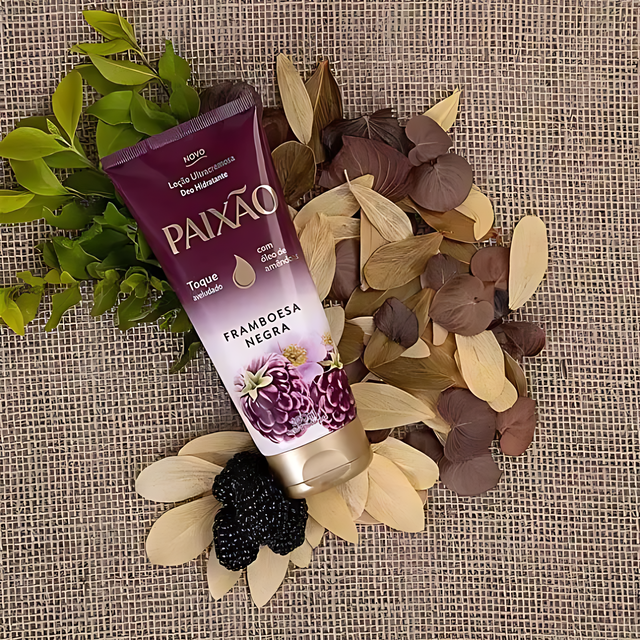 Paixão Framboesa Negra body lotion tube with black raspberries; velvety touch formula with almond oil. Buy now at MKPBR.COM – Worldwide Shipping