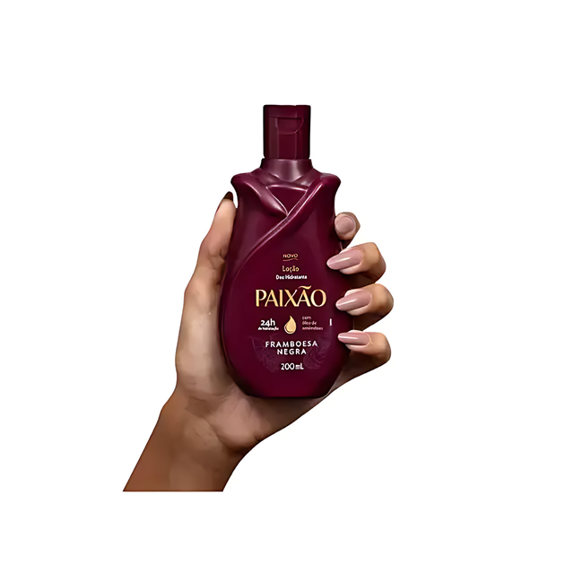 Paixão Framboesa Negra Hydrating Deodorant Body Lotion with Almond Oil – 24H Intense Moisture, 6.76 oz (200 mL) – Hand holding the distinctive dark plum bottle on a clean white background – Buy now at MKPBR.COM – Worldwide Shipping