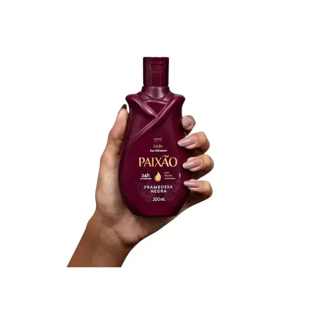 Paixão Framboesa Negra Hydrating Deodorant Body Lotion with Almond Oil – 24H Intense Moisture, 6.76 oz (200 mL) – Hand holding the distinctive dark plum bottle on a clean white background – Buy now at MKPBR.COM – Worldwide Shipping
