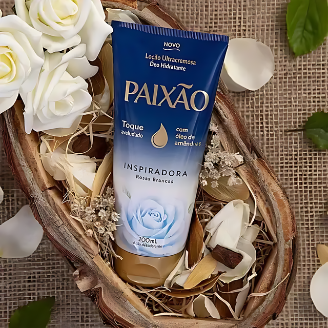 Paixão Inspiradora Rosas Brancas ultra-creamy deo hydrating lotion with almond oil displayed in a rustic wooden bowl, surrounded by fresh white roses and petals. Buy now at MKPBR.COM – Worldwide Shipping