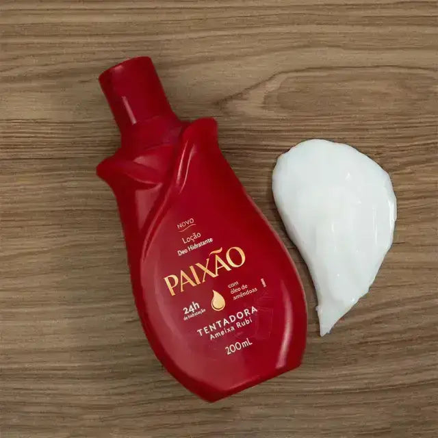 Paixão Tempting Ruby Plum 24h Deo Hydrating Lotion with almond oil, front bottle on wood with creamy swatch. Buy now at MKPBR.COM – Worldwide Shipping