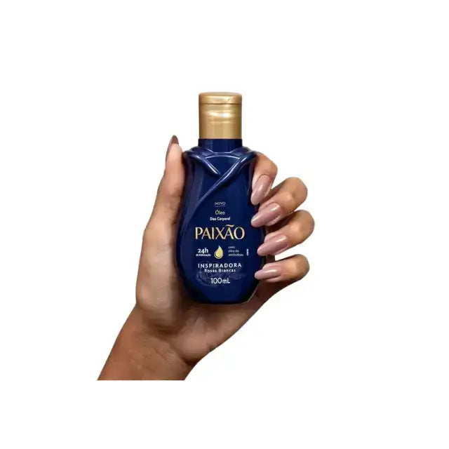 Paixão Inspiradora White Roses Hydrating Body Oil 100ml – Hand-held view for scale and luxurious on-the-go hydration – Buy now at MKPBR.COM – Worldwide Shipping