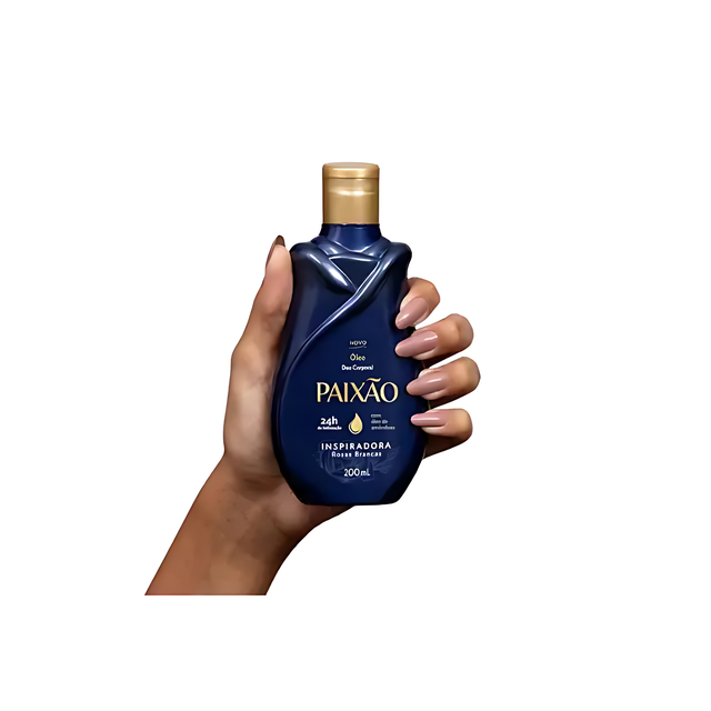 Paixão Inspiradora White Roses Hydrating Body Oil 200ml – Hand-held view for scale and luxurious on-the-go hydration – Buy now at MKPBR.COM – Worldwide Shipping
