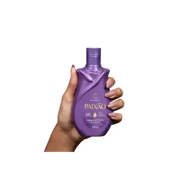 Paixão Irresistible Li Deodorant Hydrating Body Lotion 200ml with Almond Oil – hand holding bottle for size reference, modern self-care – Buy now at MKPBR.COM – Worldwide Shipping