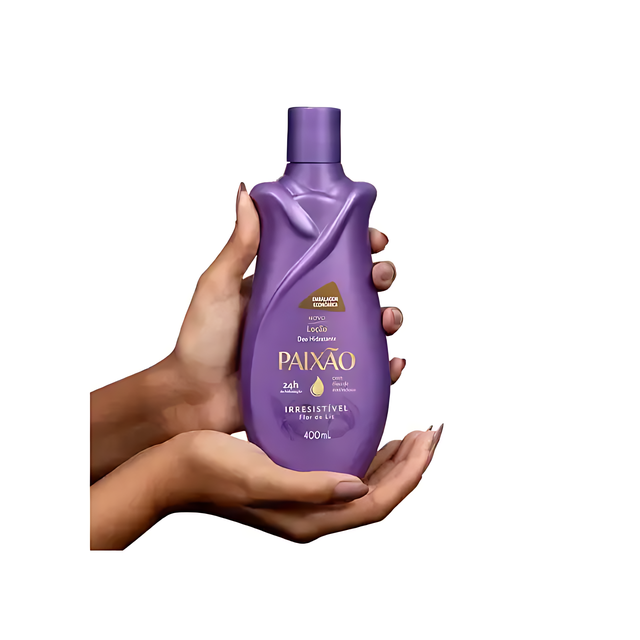 Paixão Irresistible Li Deodorant Hydrating Body Lotion 400ml with Almond Oil – hand holding bottle for size reference, modern self-care – Buy now at MKPBR.COM – Worldwide Shipping