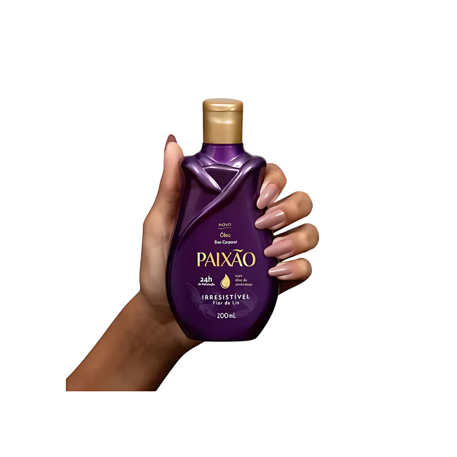 Paixão Irresistivel deodorant body oil, 6.76 fl oz (200 mL), bottle held in hand for size reference. Buy now at MKPBR.COM – Worldwide Shipping