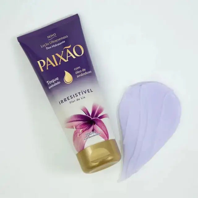 Paixão Irresistível Flor de Lis ultracreamy body lotion 200 ml with purple swatch showing velvety texture and almond oil hydration. Buy now at MKPBR.COM – Worldwide Shipping