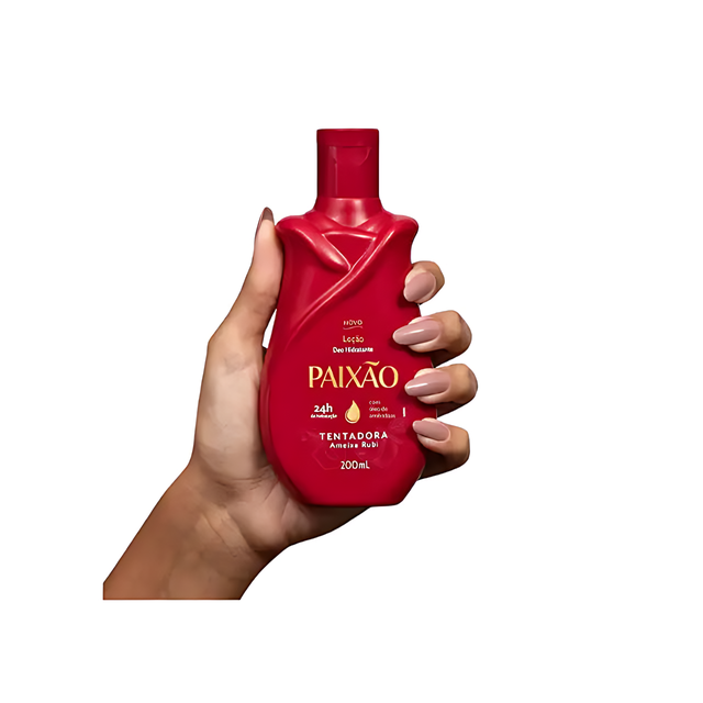 Paixão Tentadora Ameixa Rubi Deodorant Hydrating Body Lotion 200ml with Almond Oil – hand holding bottle for size reference, modern self-care – Buy now at MKPBR.COM – Worldwide Shipping