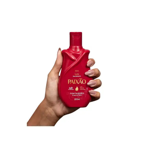 Paixão Tentadora Ameixa Rubi Deodorant Hydrating Body Lotion 200ml with Almond Oil – hand holding bottle for size reference, modern self-care – Buy now at MKPBR.COM – Worldwide Shipping