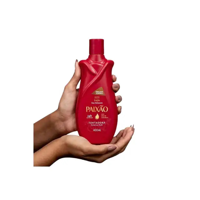 Paixão Tentadora Ameixa Rubi Deodorant Hydrating Body Lotion 400ml with Almond Oil – hand holding bottle for size reference, modern self-care – Buy now at MKPBR.COM – Worldwide Shipping