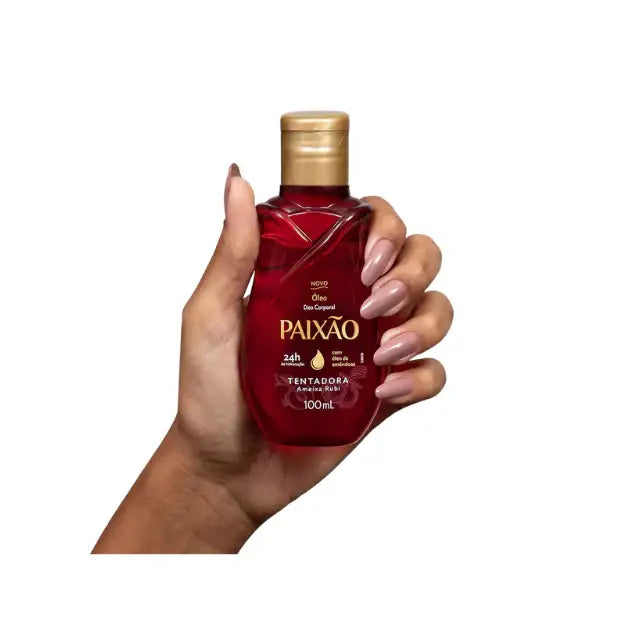 Paixão Tempting Ruby Plum deodorant body oil, 3.38 fl oz (100 mL), bottle held in hand for size reference. Buy now at MKPBR.COM – Worldwide Shipping