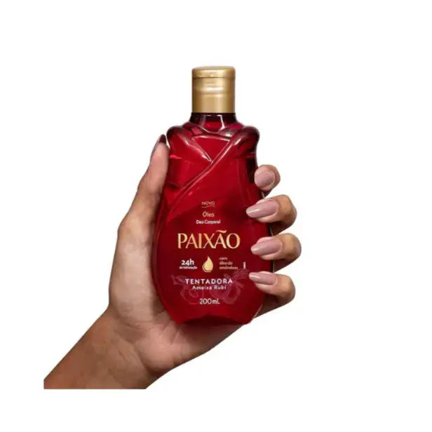  Paixão Tempting Ruby Plum deodorant body oil, 6.76 fl oz (200 mL), bottle held in hand for size reference. Buy now at MKPBR.COM – Worldwide Shipping